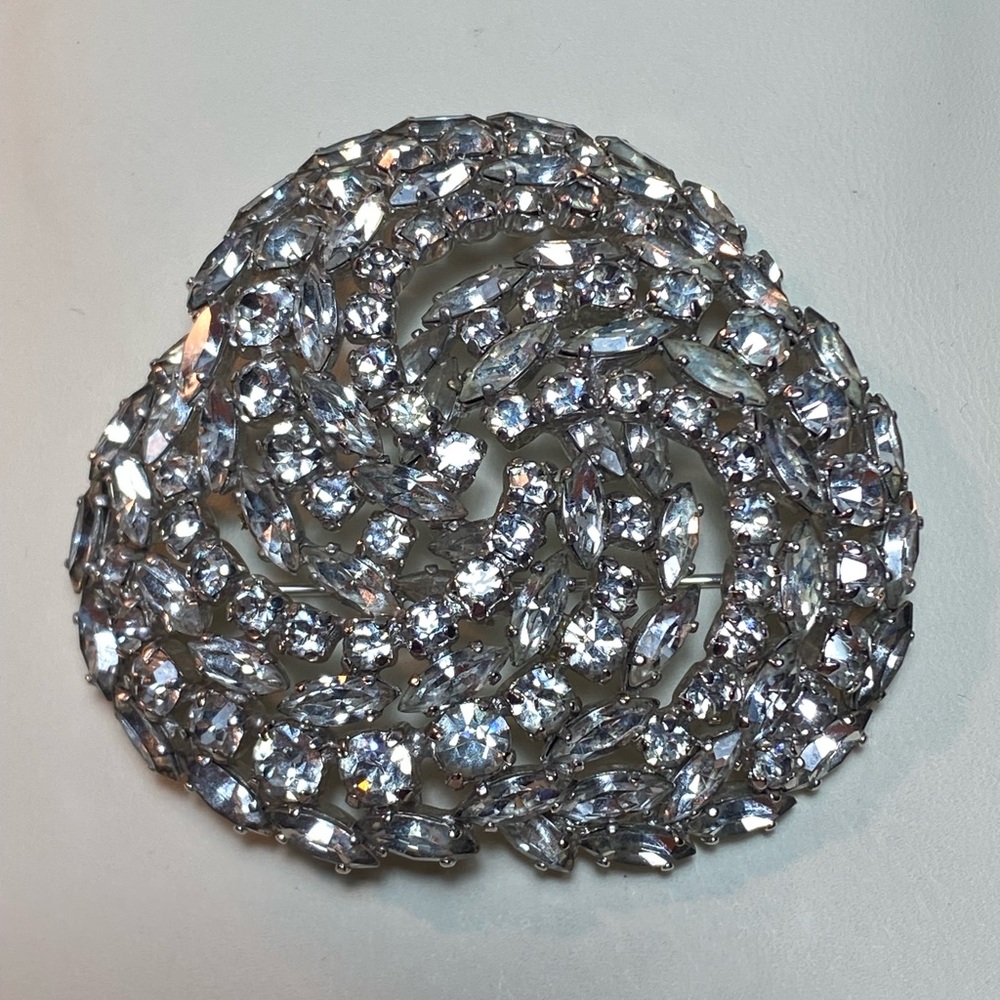 ✨SHERMAN Signed Clear Rhinestone Swirl Brooch